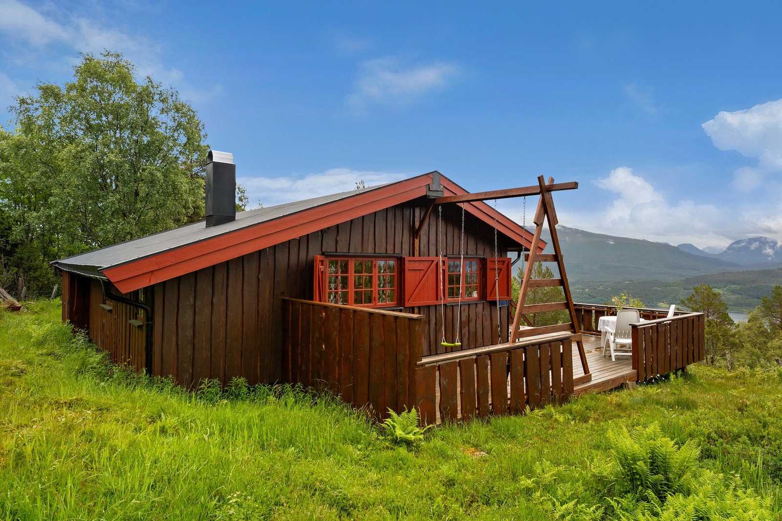 På vestsiden er det satt opp et lekestativ for barna Galleribilde