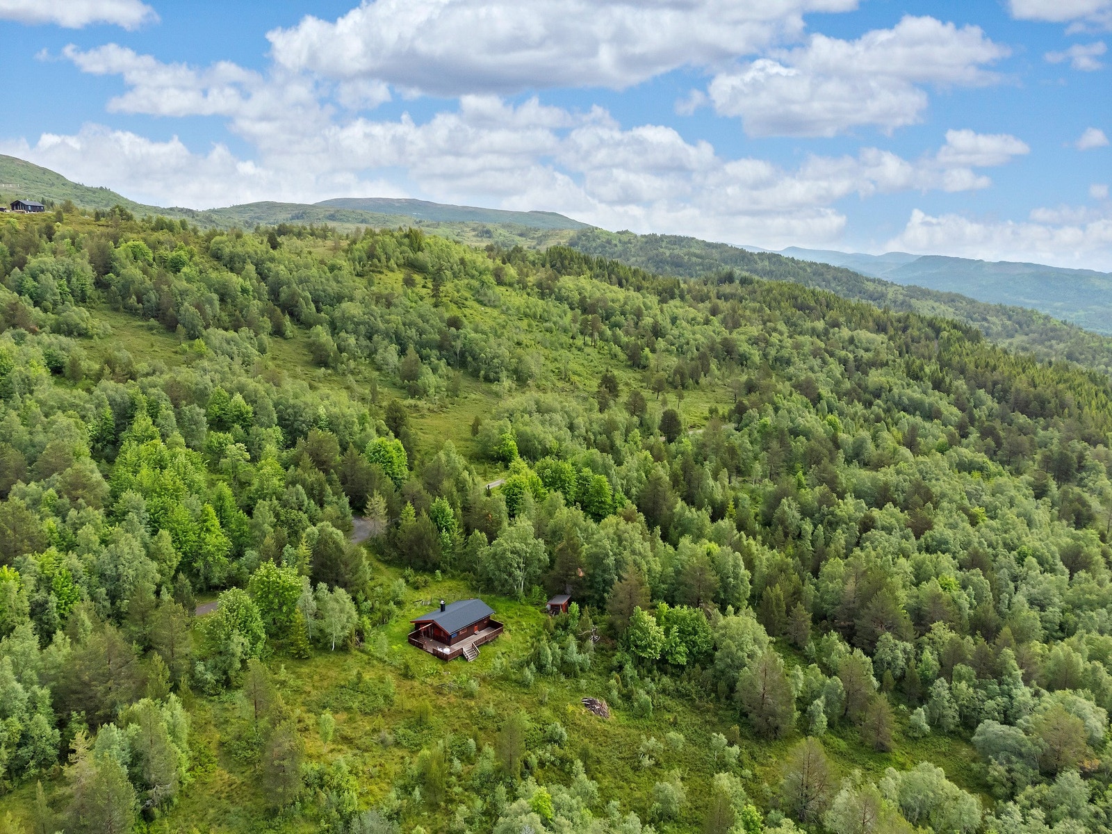 Det er bilvei helt opp til hytta og mange fine turområdet i nærområdet Galleribilde