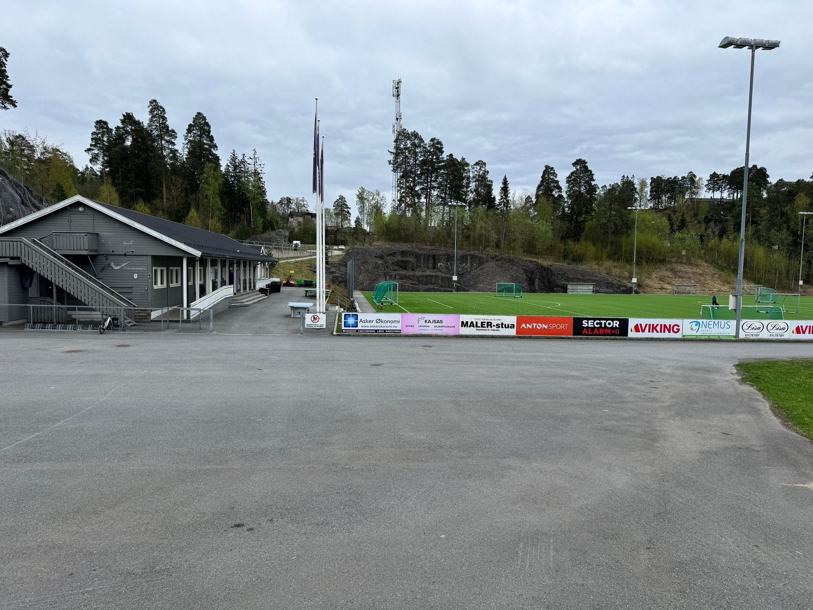 Fotballbane, tennishall og ny aktivitets- og skatepark med bare noen få minutters gange fra boligen. Galleribilde