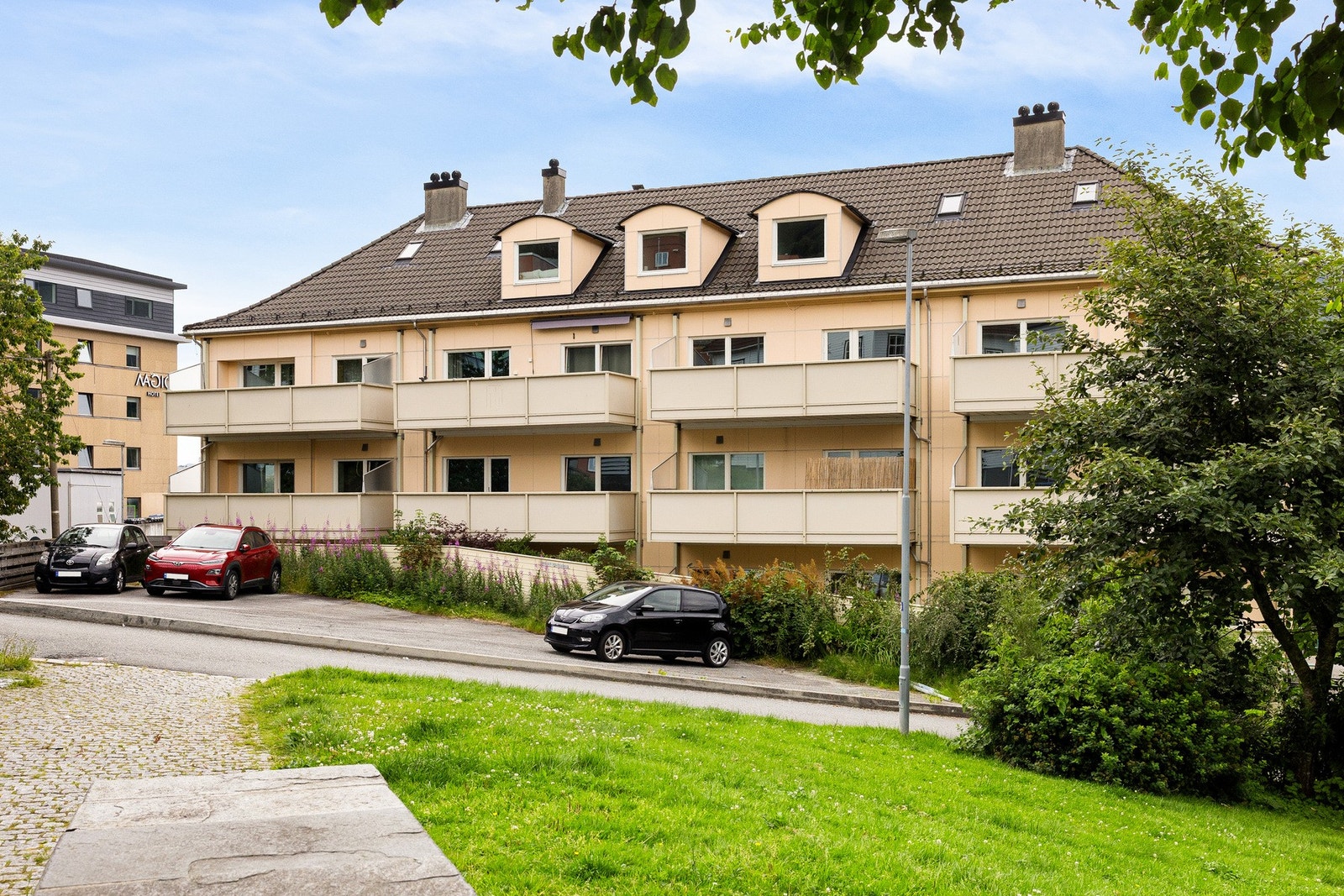 Borettslaget disponerer 8 parkeringsplasser som kan leies for kr. 300 per måned. Galleribilde