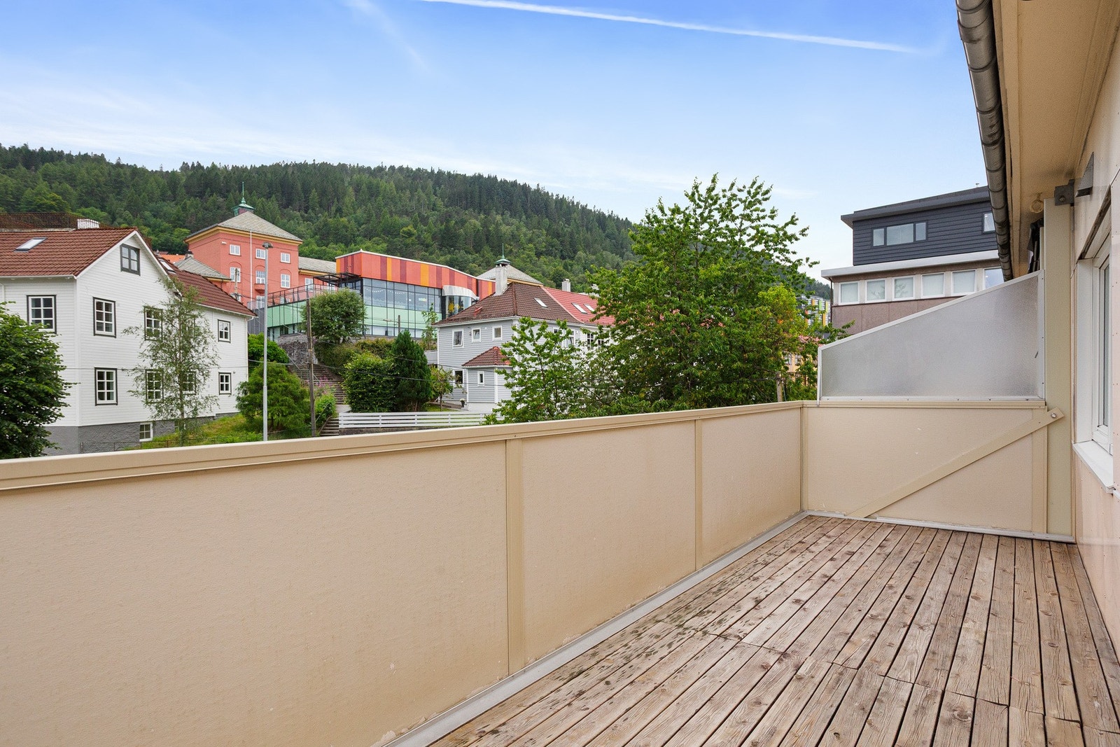 Fra stuen er det utgang til en sørvestvendt balkong på ca. 11,4 kvm. Galleribilde