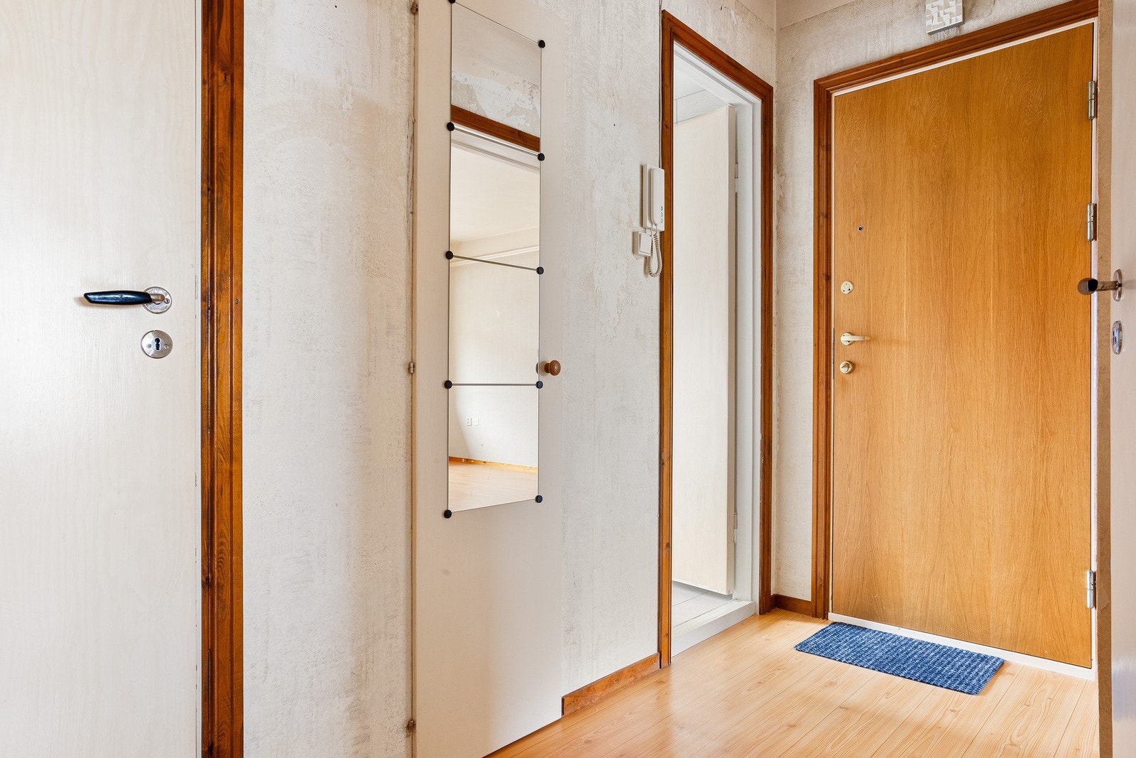 Velkommen inn i en romslig entré på ca. 5 kvm. Her er det belegg på gulv, tapet på vegger og malte flater i tak. Galleribilde