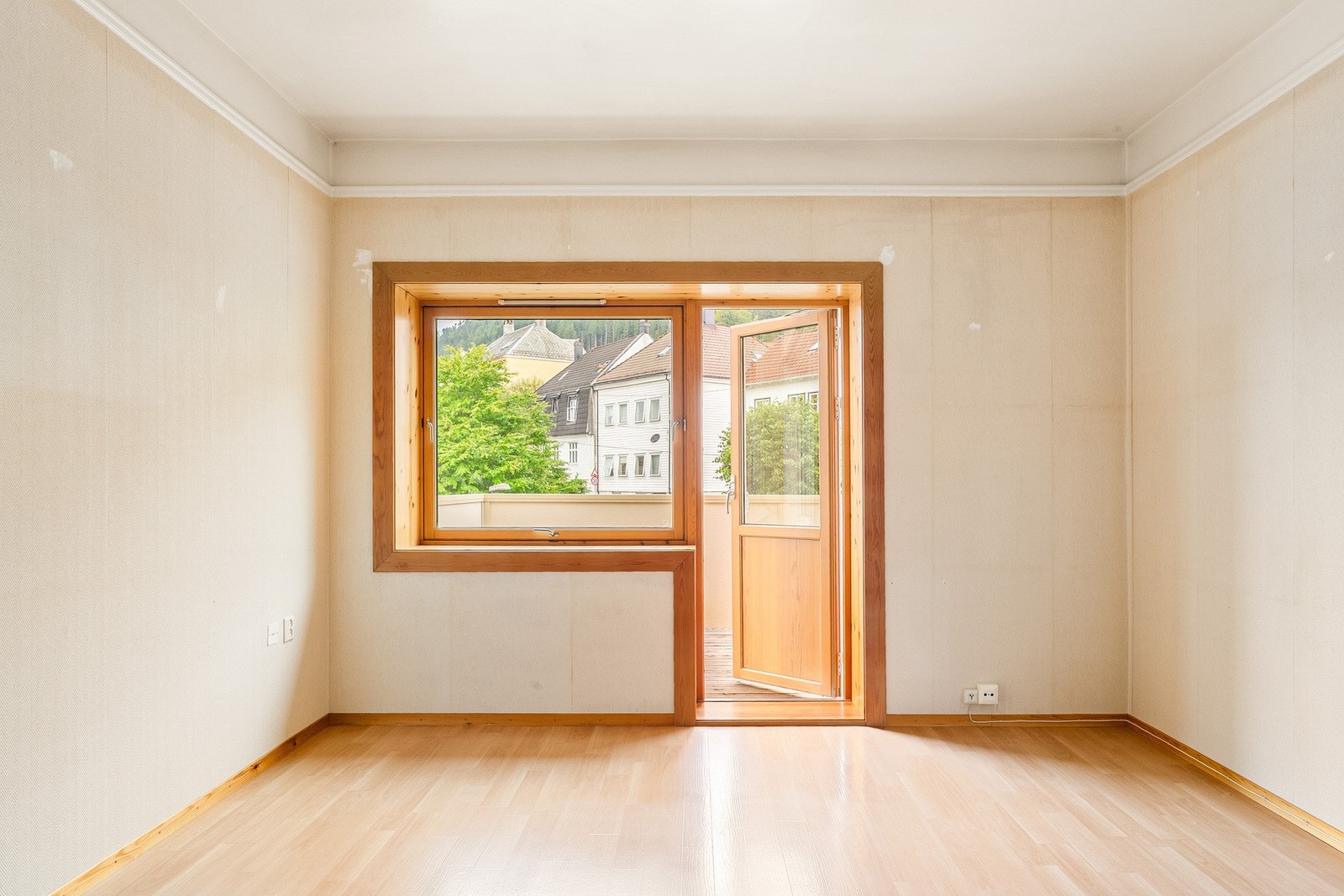 Rommet har gode vindusflater som gir godt med naturlig lys og en luftig romfølelse. Galleribilde