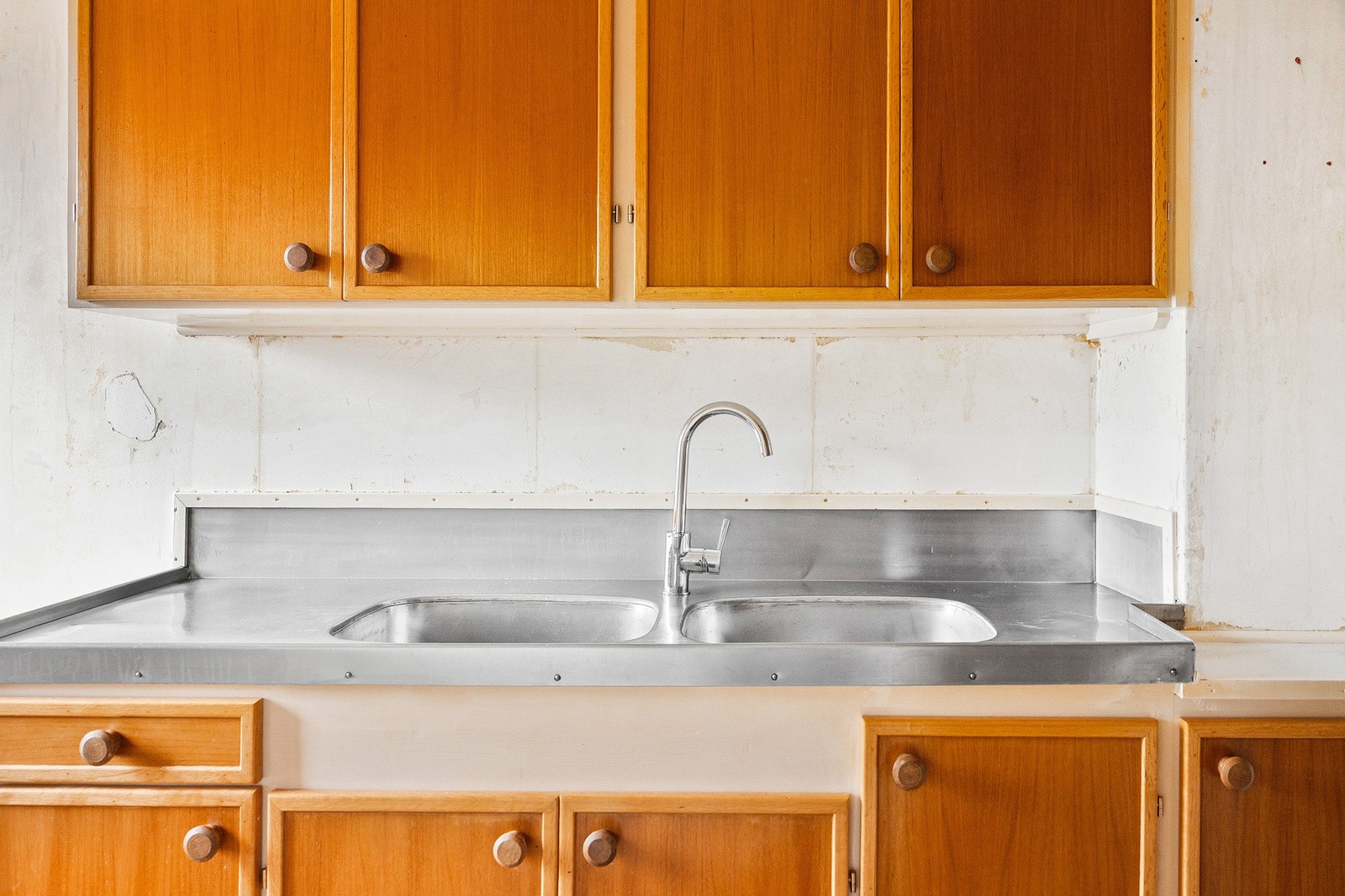 Kjøkkeninnredningen består av slette fronter og benkeplate i stål med nedfelt vask. Galleribilde