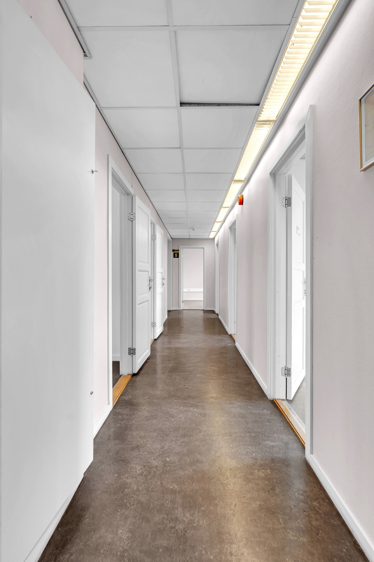 Gulvet har varmekabel, og ytterdørene under inngangstrappen ble fornyet i 2008 Galleribilde