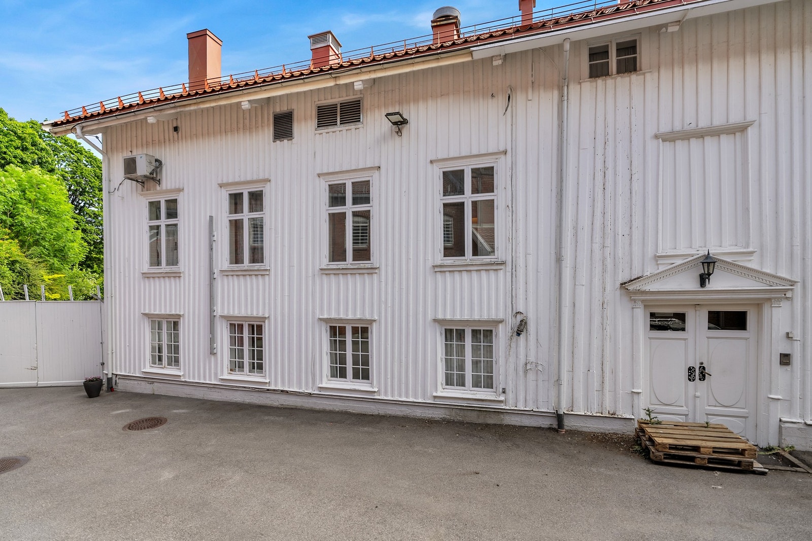 Husets nåværende form fikk det i 1870. Da ble loftet revet og taket senket ned over 3. etasje. Galleribilde