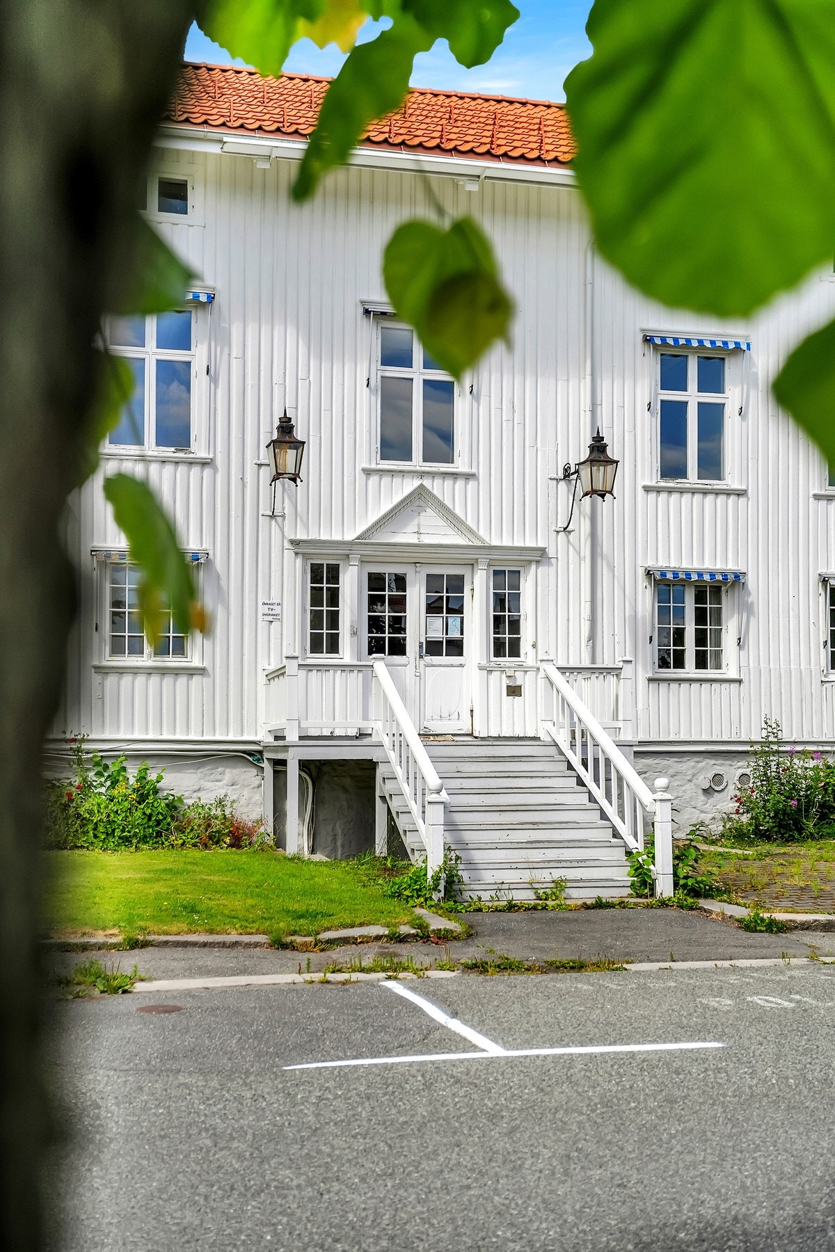 Huset ble bygd i flere etapper, trolig med et enetasjes hus, som sto på tomten allerede i 1742, som utgangspunkt. Galleribilde