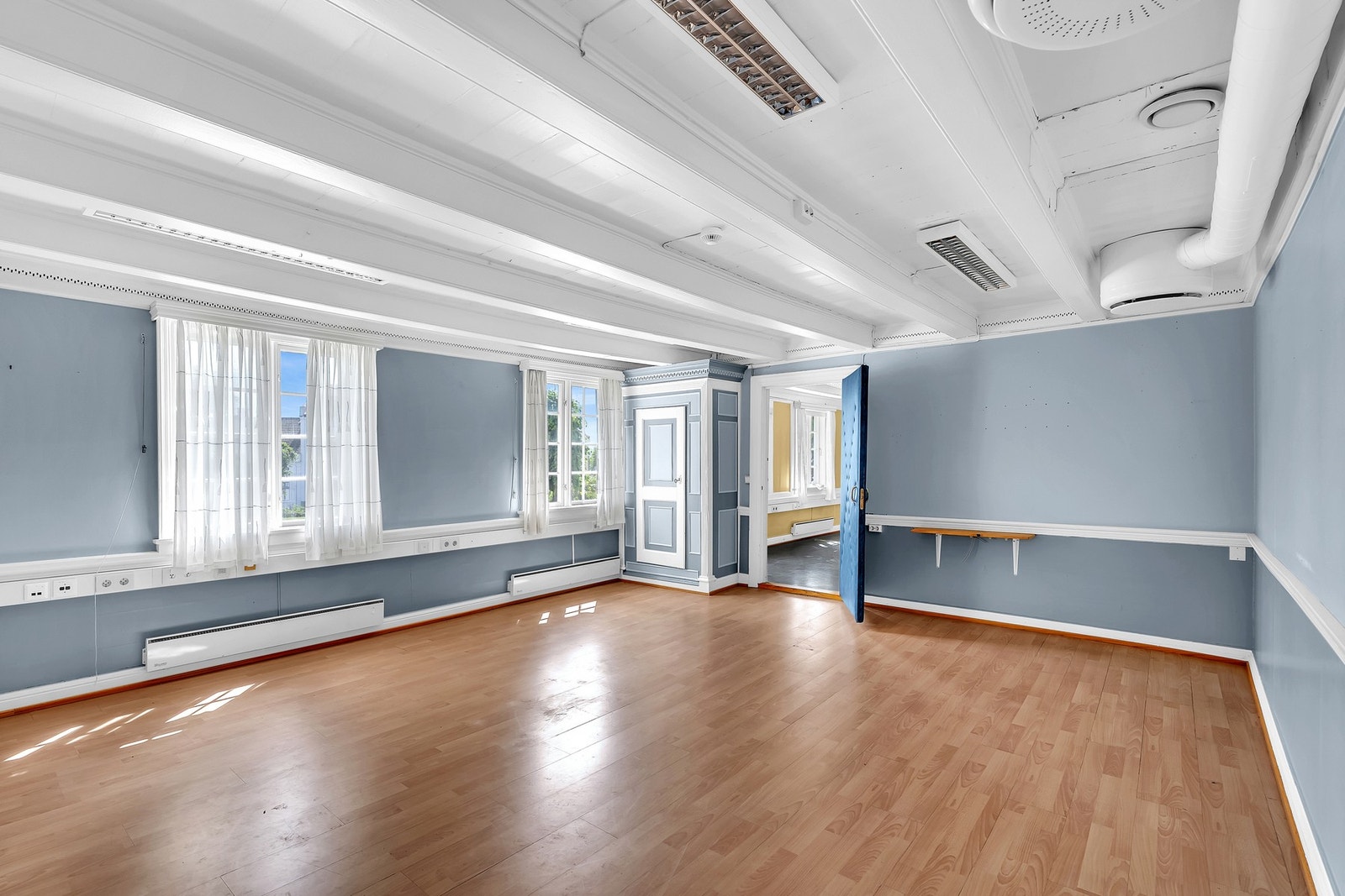 Med totalt bruksareal på 627 kvm fordelt over fire etasjer, inkludert kontorarealer, kjøkken, oppholdsrom, badstue og rikelig med bodplass, er eiendommen ideell for både bolig og næring. Galleribilde