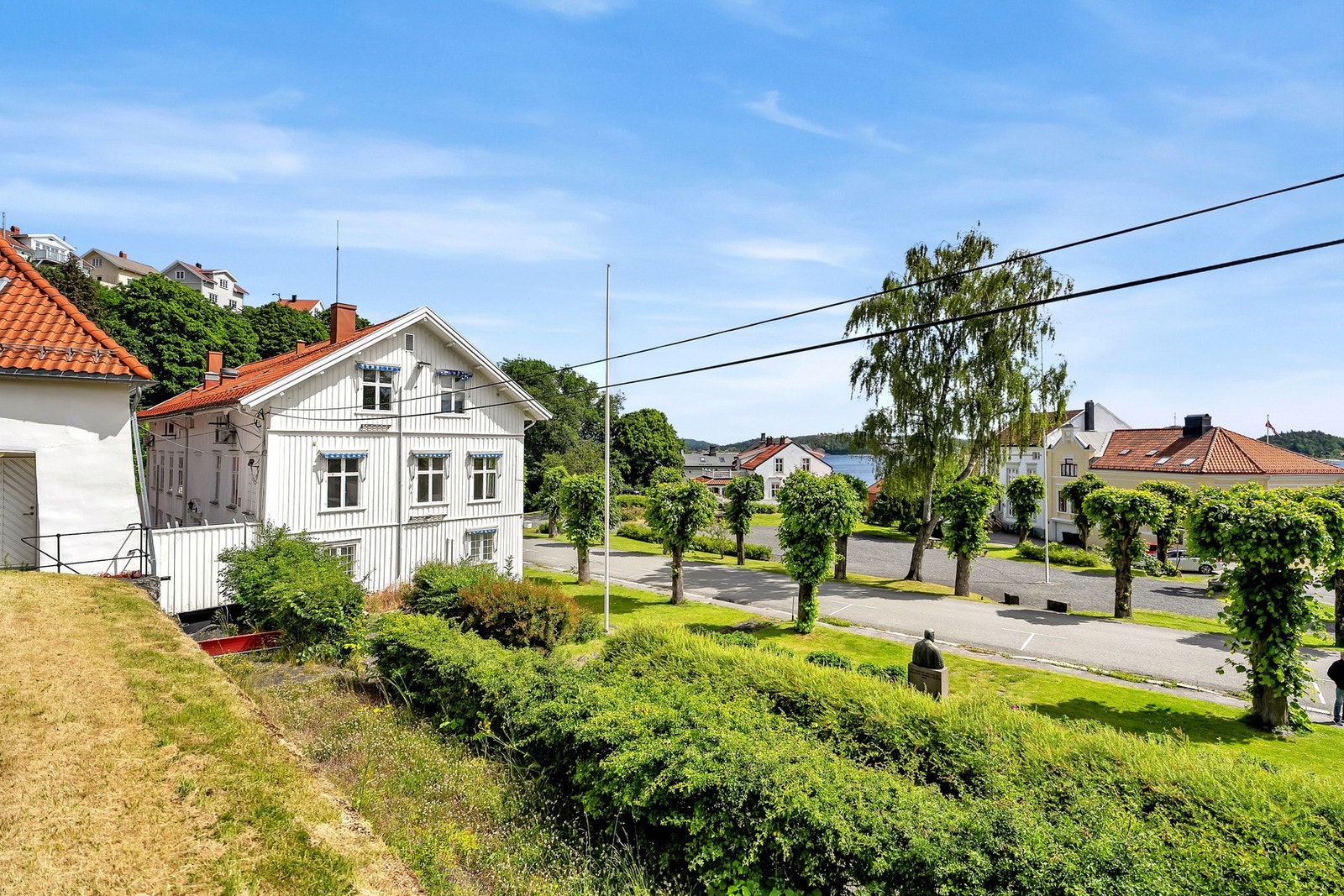 Den velstelte tomten byr på en variert og naturlig uteplass med gress, beplantning og naturtomt. Galleribilde