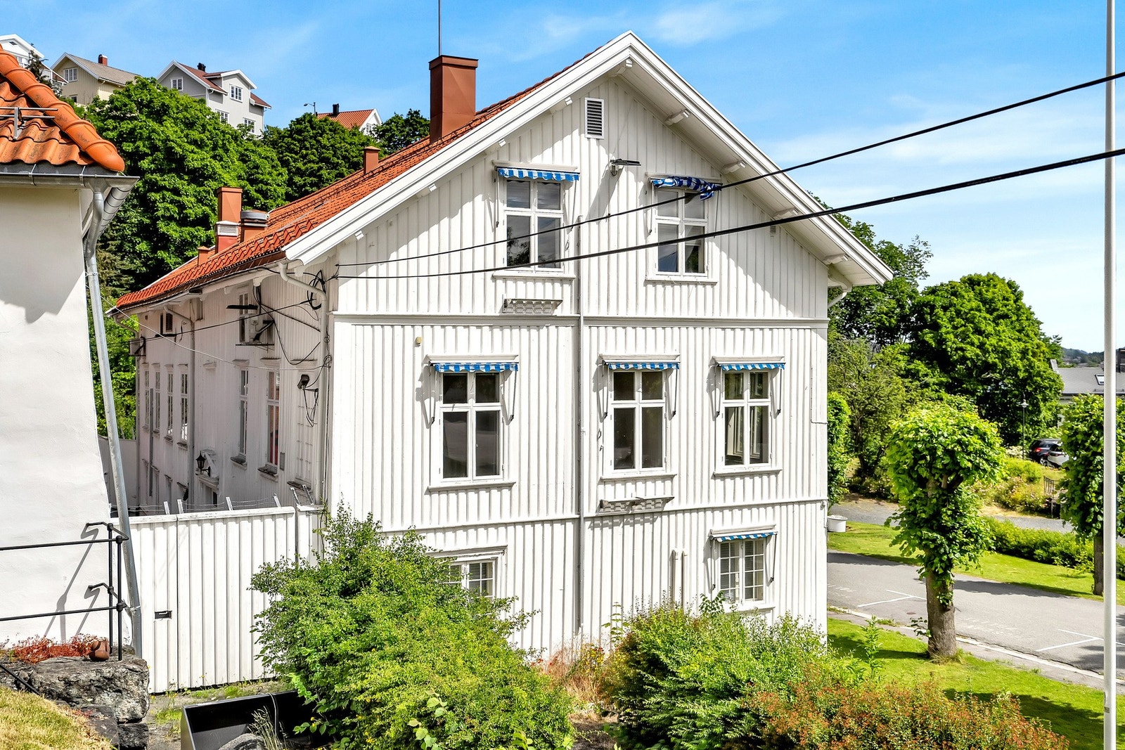 Beliggende sentralt og lett tilgjengelig via offentlig vei, har du kort vei til dagligvare, servicetilbud og det pulserende bylivet. Galleribilde