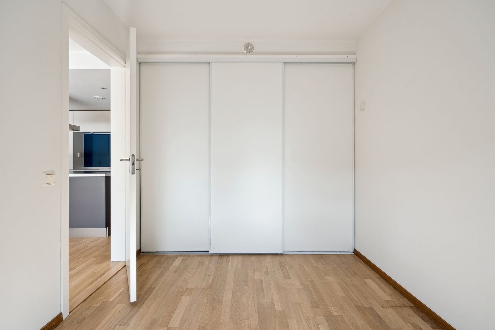 Soverom 1 med god størrelse, plass til dobbeltseng m.m. Skyvedørsgarderobe. Galleribilde