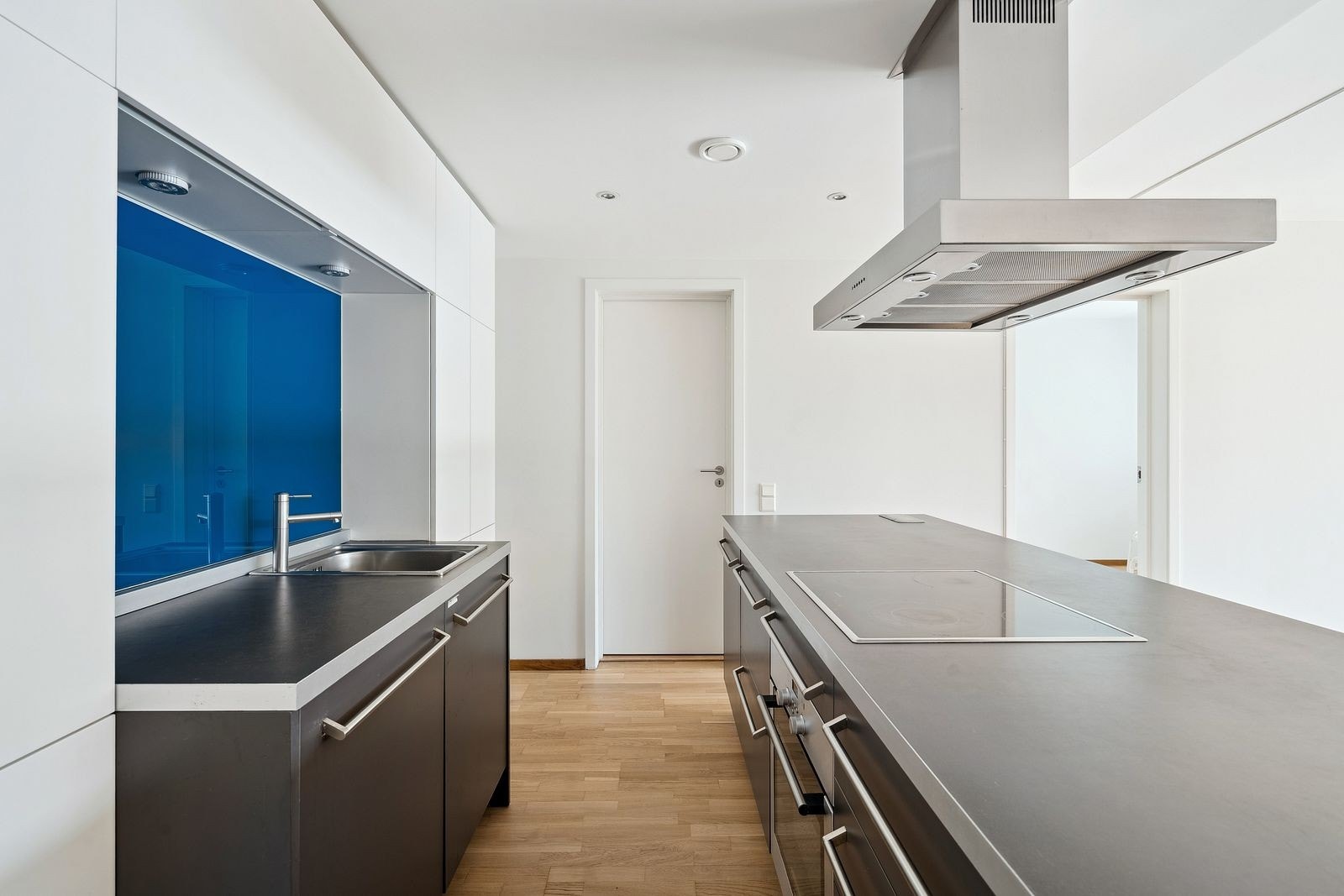 Kjøkkenet har rikelig med lagringsplass. Downlights under kjøkkenskap og på kjøkkenet. Galleribilde