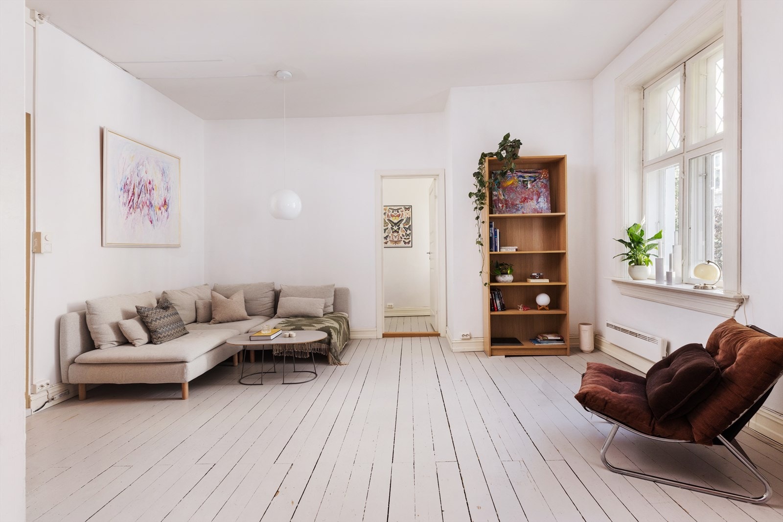 I stuen er det god plass til sofagruppe med tilhørende møblement som sofabord og tv-benk. Galleribilde