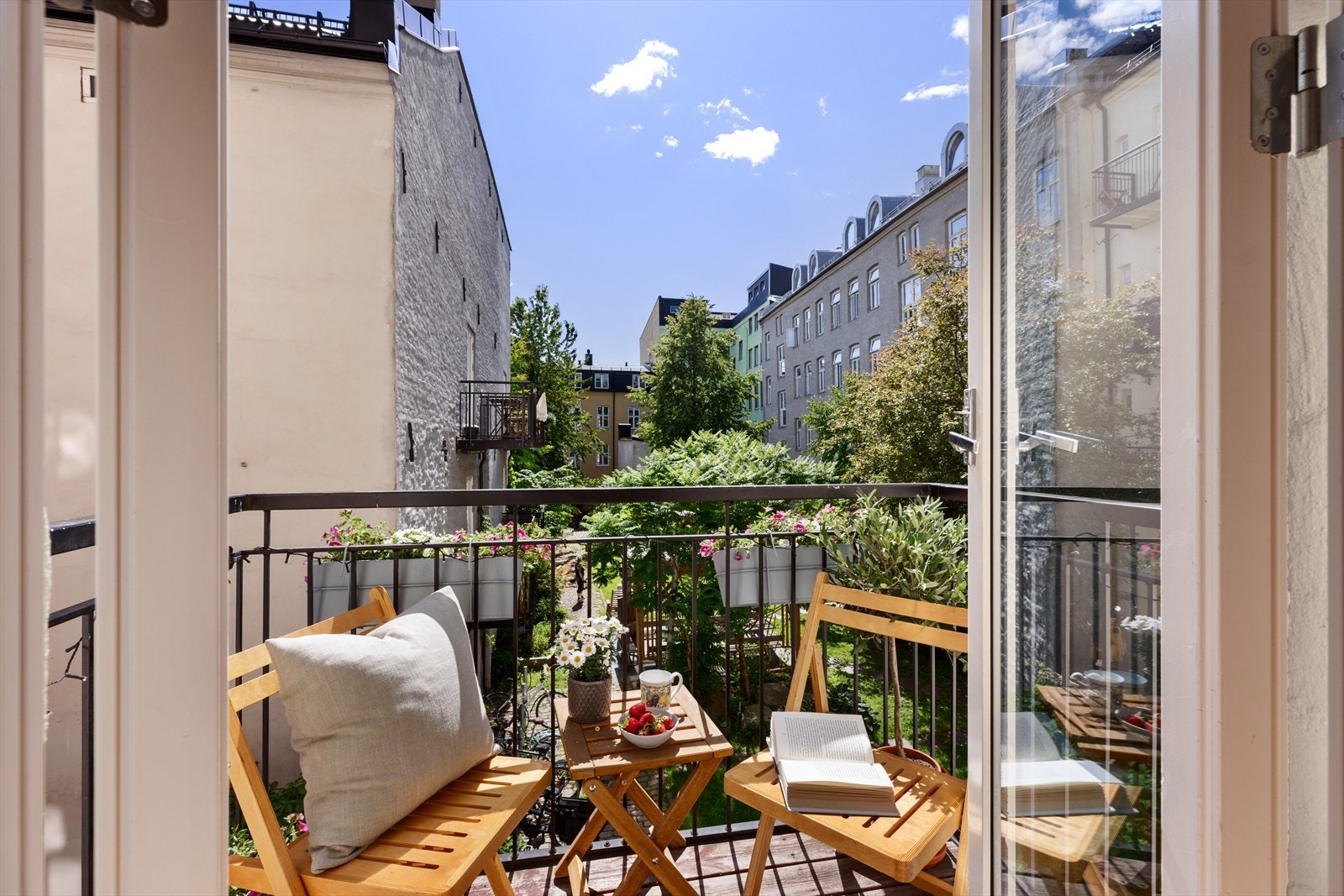 Fra soverommet er det utgang til en hyggelig, vestvendt balkong på ca. 2 kvm. Galleribilde