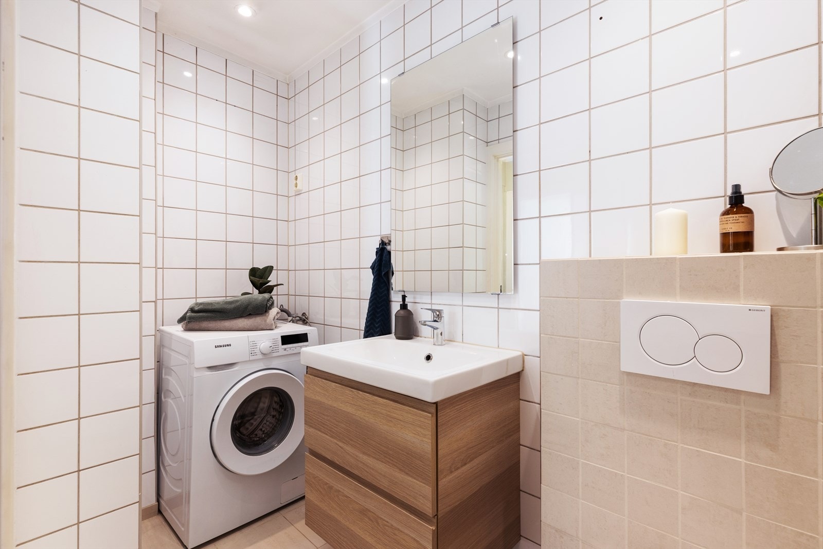 Badet er fra 2004 ifølge opplysninger fra tidligere salg, men oppgradert i 2022 med nye varmekabler, nye gulvfliser, ny servant, innrammet vegghengt toalett og ny innredning. Galleribilde