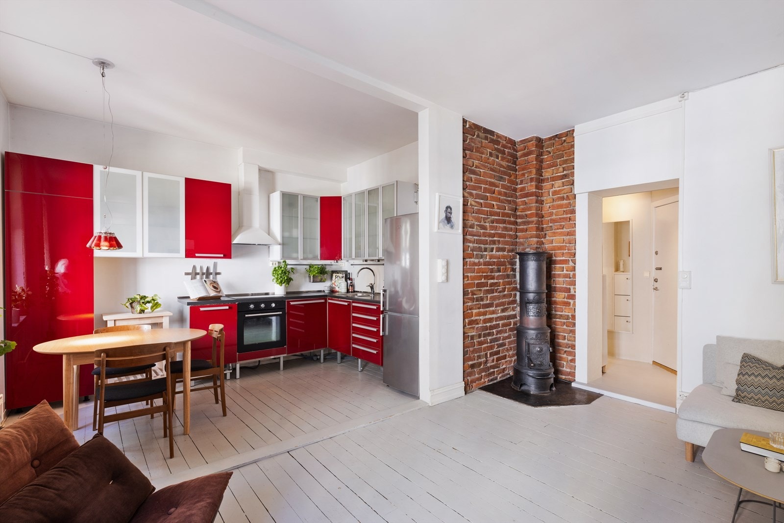 Takhøyden i stuen er målt til ca. 2,90 meter og det er godt lysinnslipp fra vindusflatene som gir en luftig og god romfølelse. Galleribilde