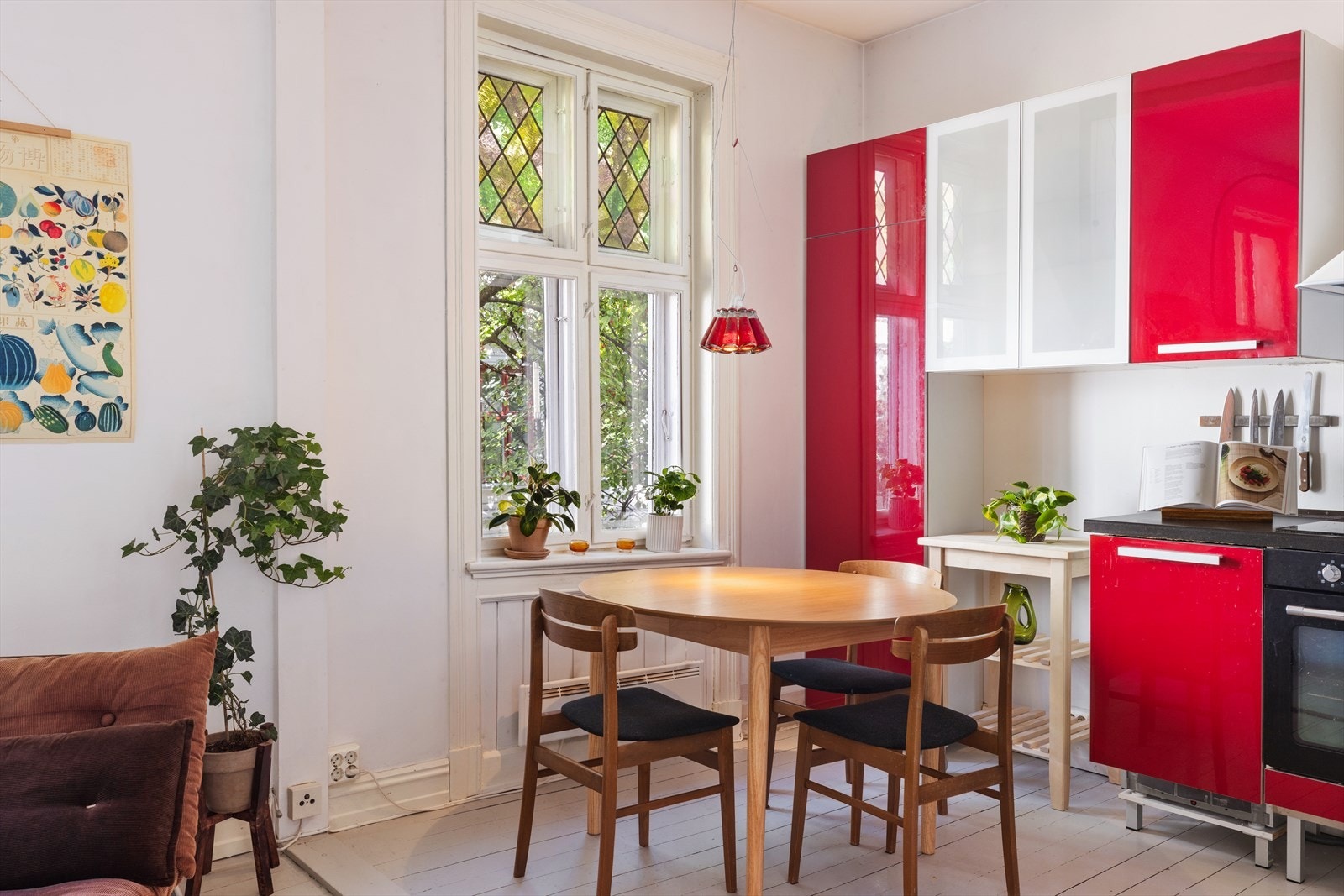 Integrerte hvitevarer med komfyr, platetopp og oppvaskmaskin. Avsatt plass til frittstående kjøleskap. Galleribilde