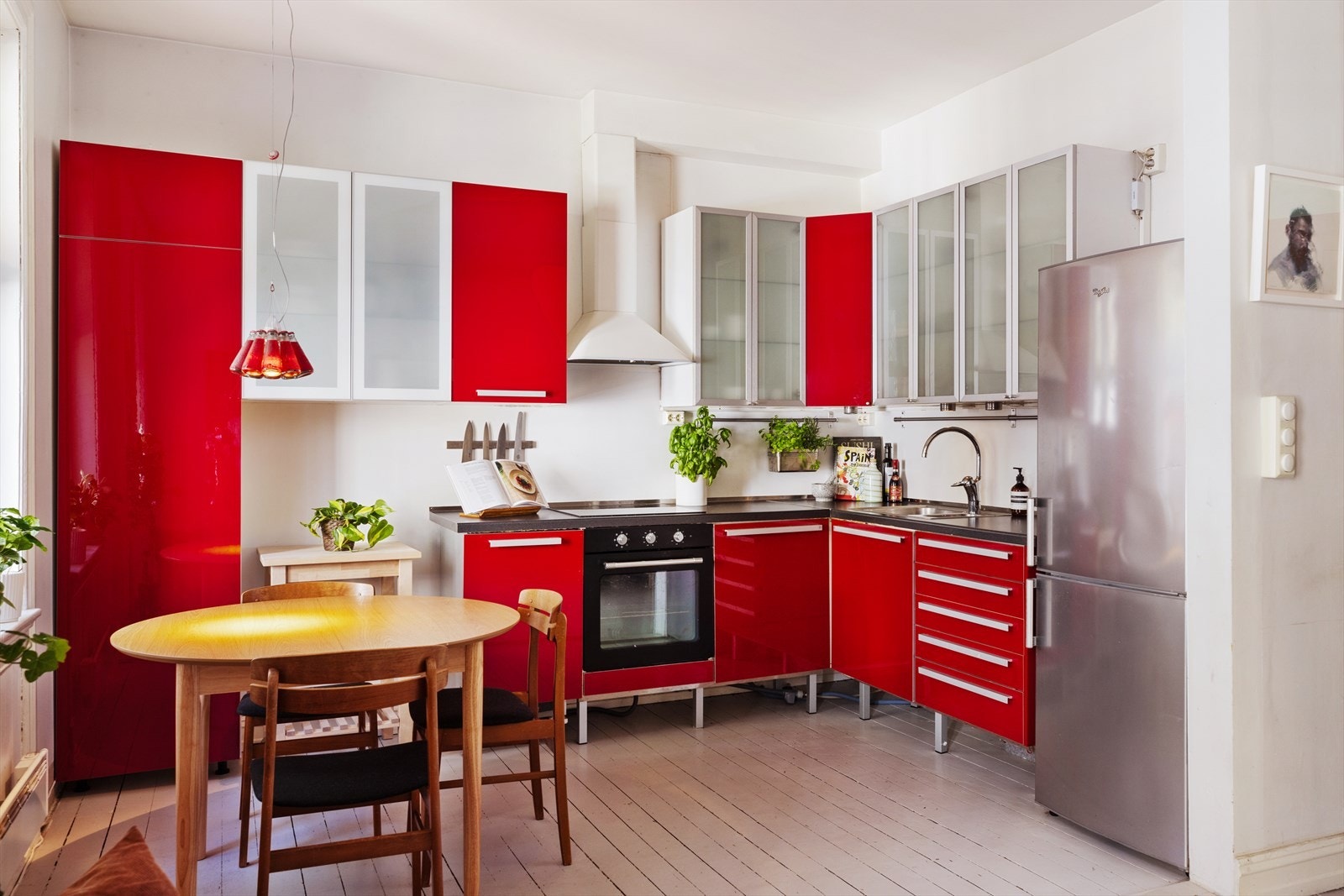 Kjøkkeninnredning fra Ikea (2008) med glatte skapfronter og flere doble vitrineskap med glasshyller. Laminert benkeplate med oppvaskkum og 1-greps blandebatteri. Galleribilde