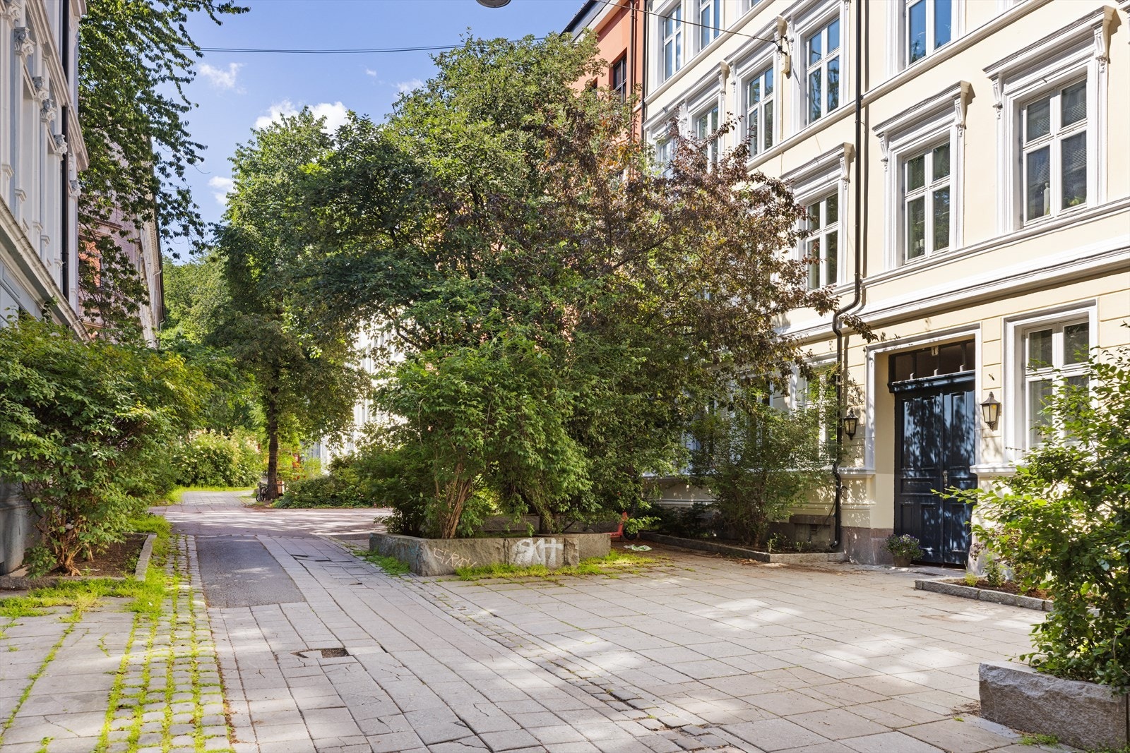 Tilbaketrukket beliggenhet i miljøgate. Galleribilde