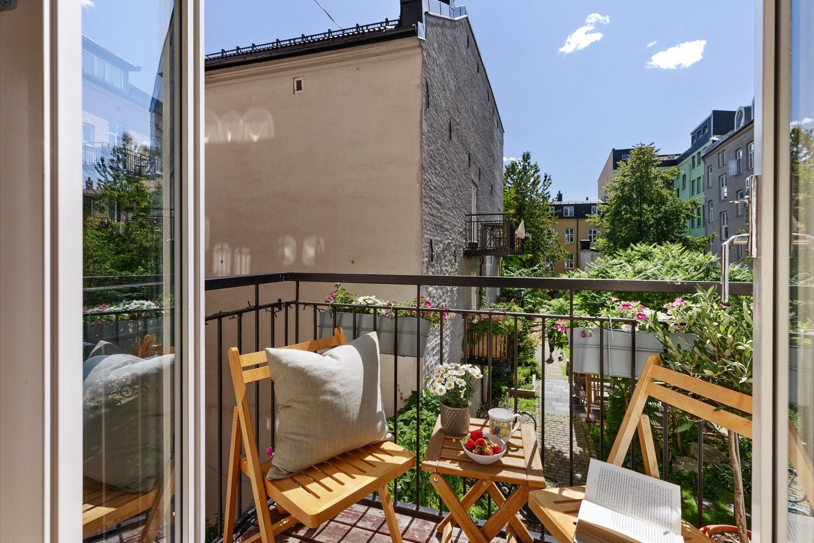 Det er plass til et kafésett og beplantning. Galleribilde