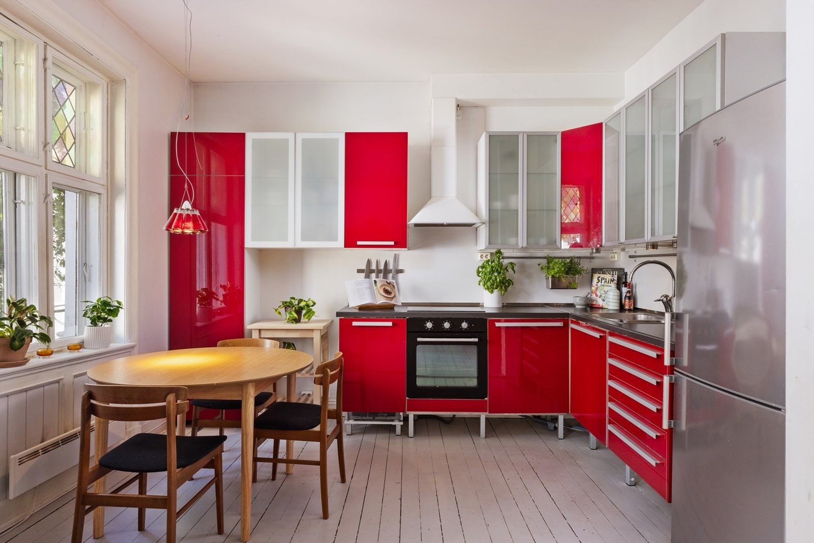 Stilig, skjermet kjøkken med plass til spisebord. Galleribilde