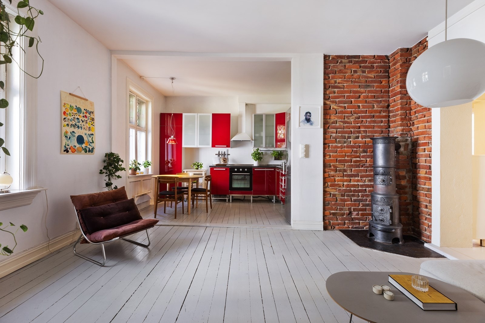 Rommet har en åpen og sosial planløsning, samtidig naturlige soner. Galleribilde