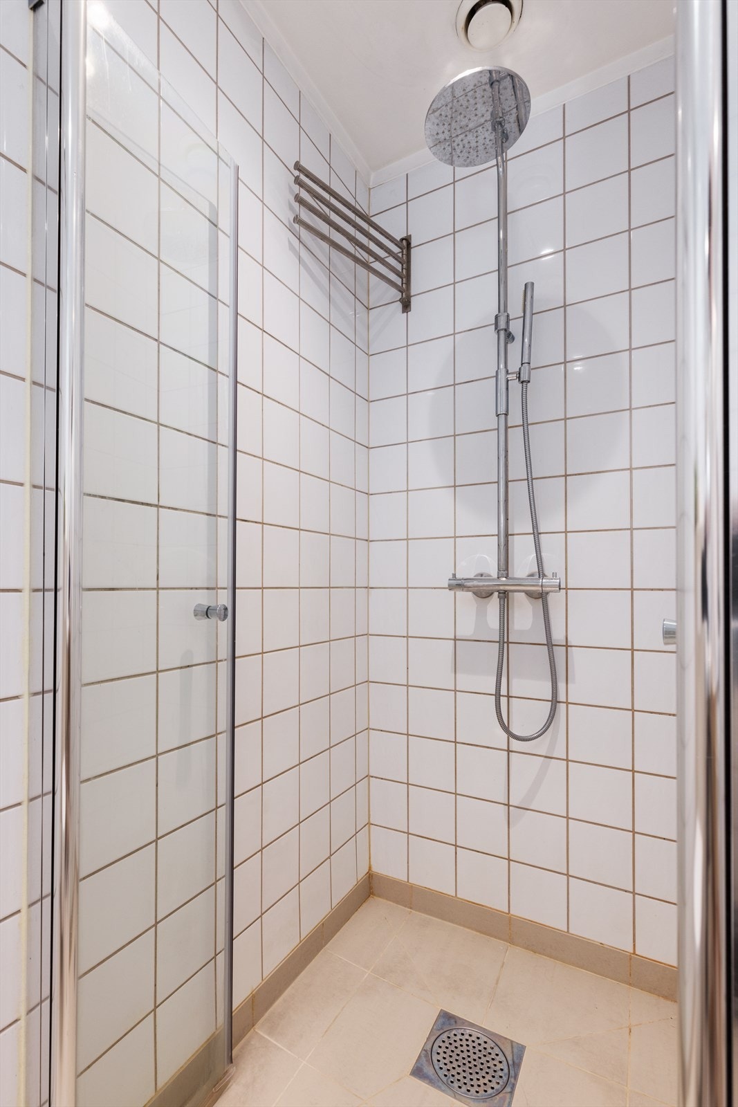 Innredning og garnityr består av veggmontert toalett, dusjsone med innfellbare glassdører og nyere baderomsinnredning med skuffer, servant og speil. Det er opplegg for vaskemaskin. Galleribilde