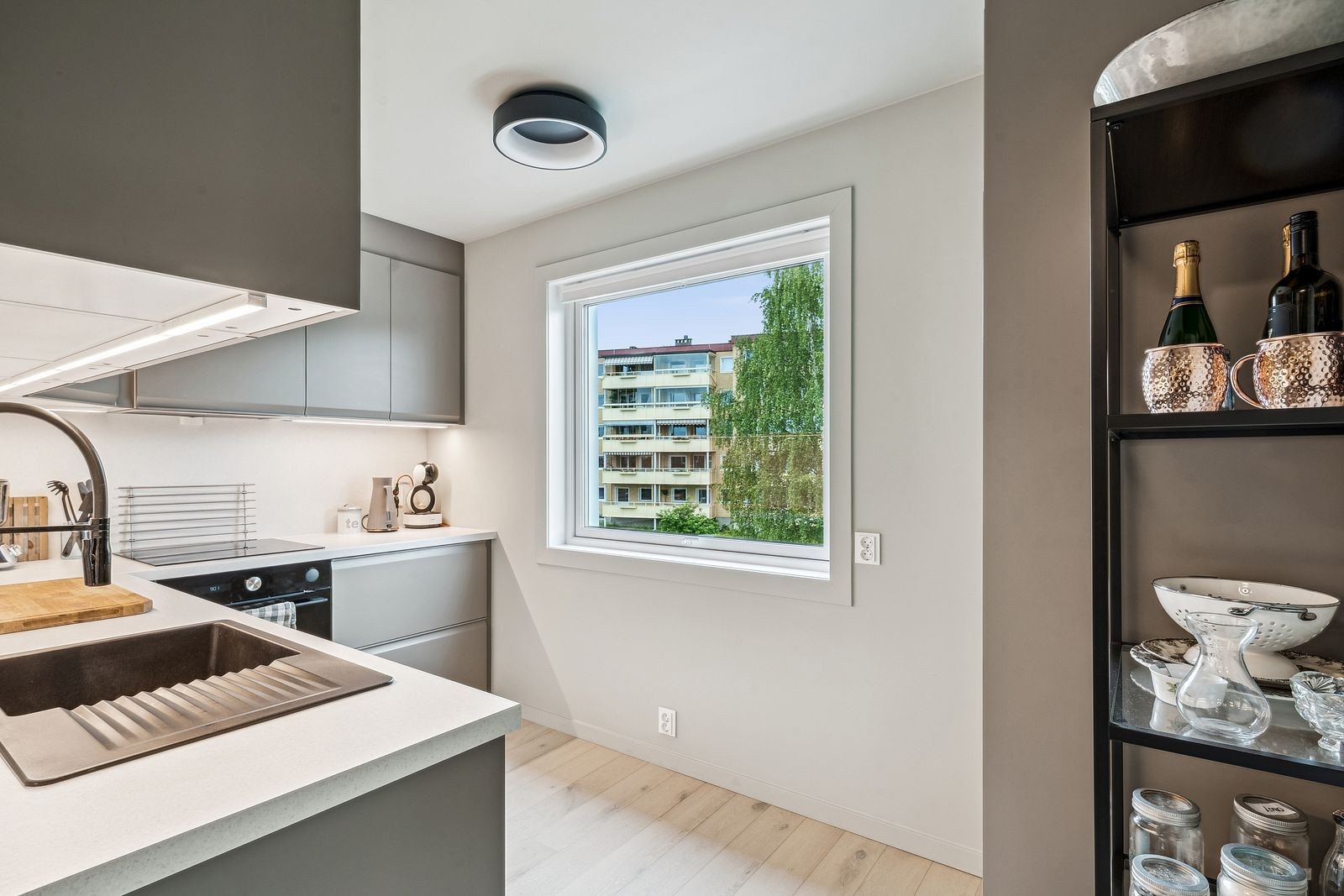 Moderne kjøkken med effektiv planløsning. Galleribilde