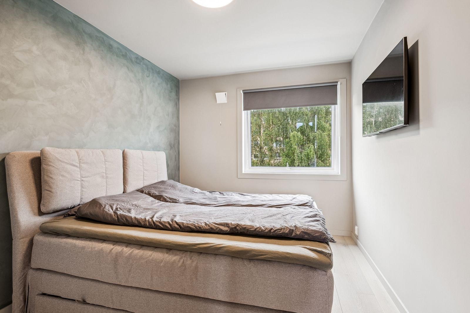 Rolig og lunt soverom med dobbeltseng og garderobeløsning. Galleribilde