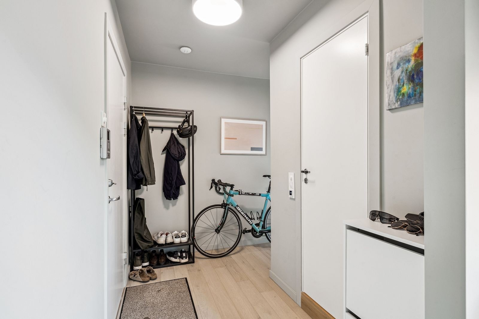 Velkommen inn – romslig entré med garderobeplass og gjennomført stil. Galleribilde