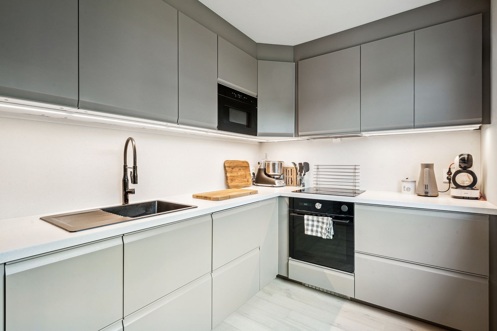 Stilrent og effektivt kjøkken med integrerte hvitevarer og god skapplass. Galleribilde