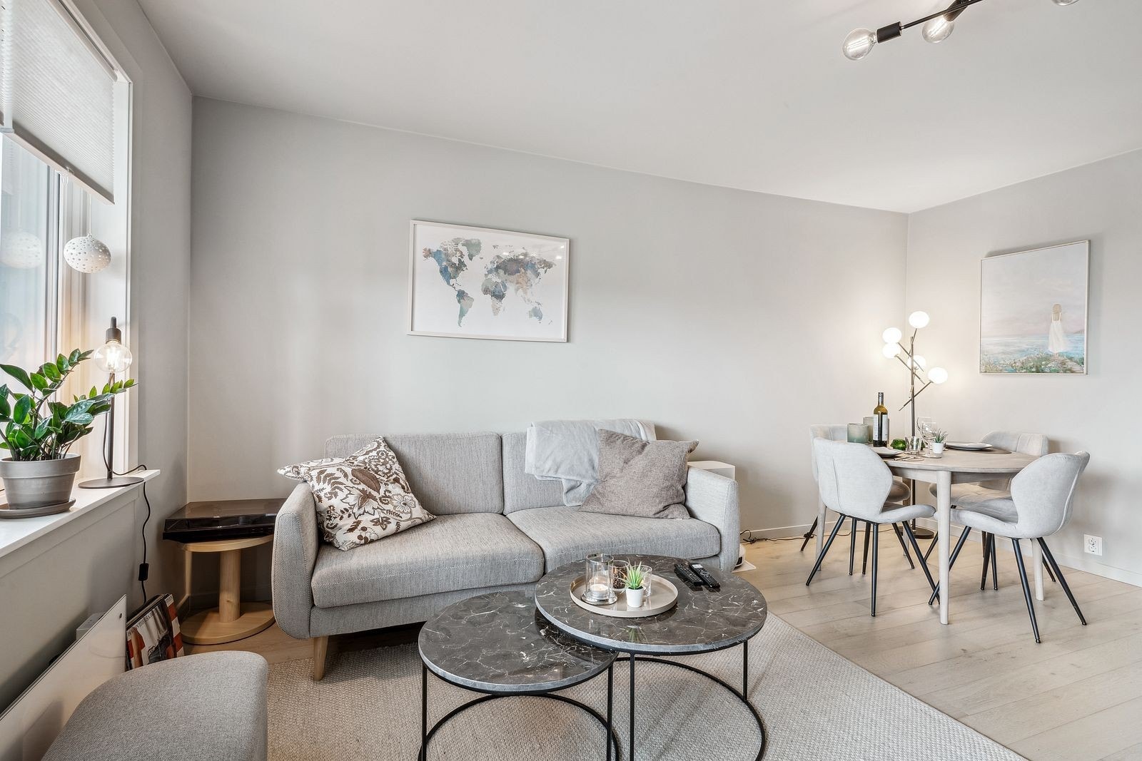 Lun og funksjonell stue med god romfølelse - leiligheten leies ut møblert. Galleribilde