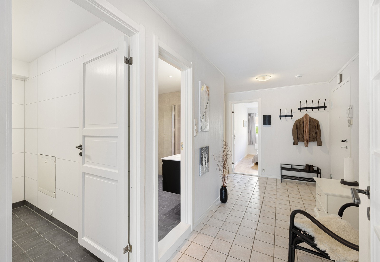 Romslig inngangsparti med en lys gang med godt av plass. Galleribilde