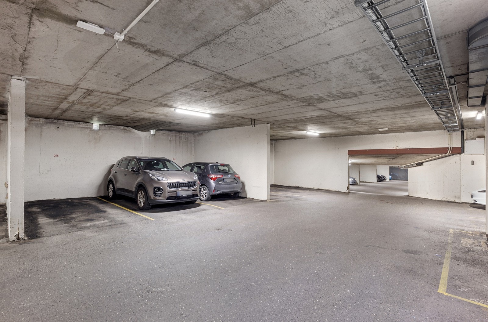 Det medfølger fast parkeringsplass i byggets kjeller. Godt med gjesteparkering i området. Galleribilde