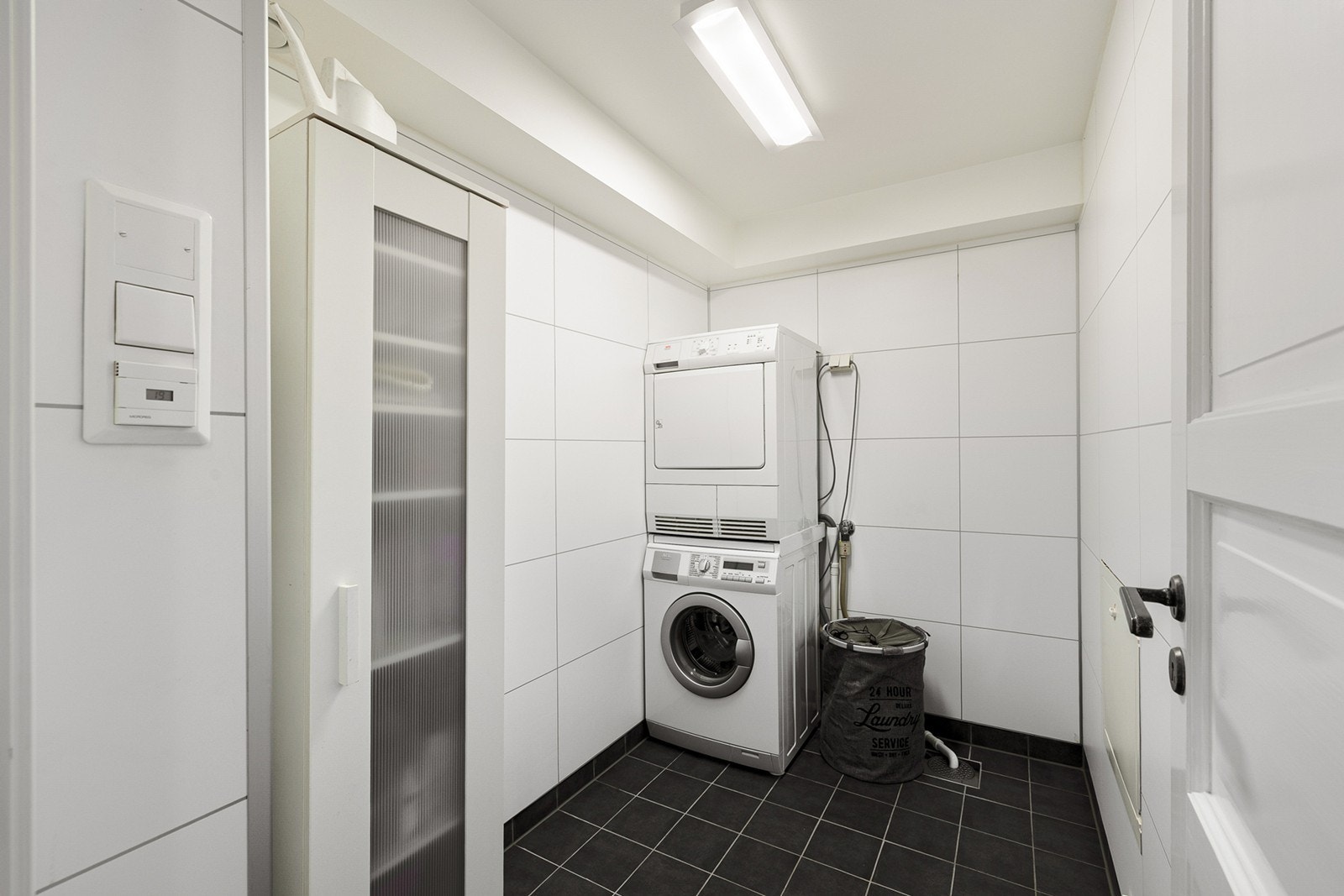 Separat og praktisk vaskerom med god plass til vask- og tørkemaskin. Galleribilde