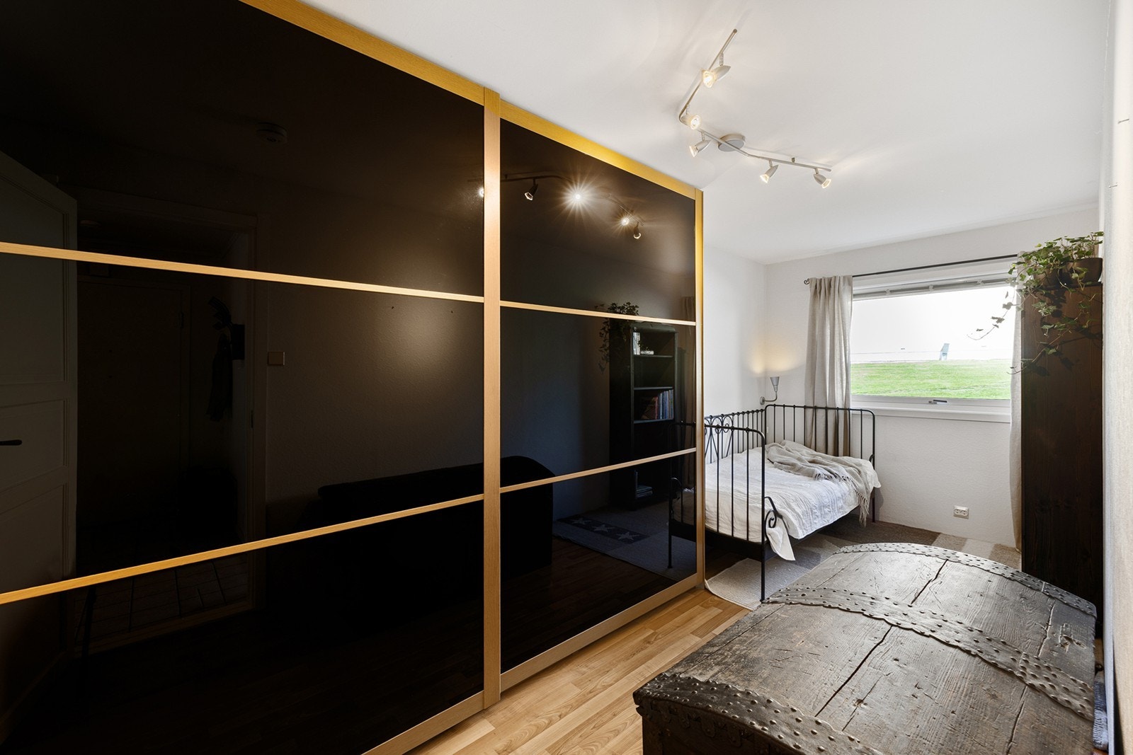 Stor takhøy skyvedørsgarderobe med rikelig av lagringsplass. Galleribilde