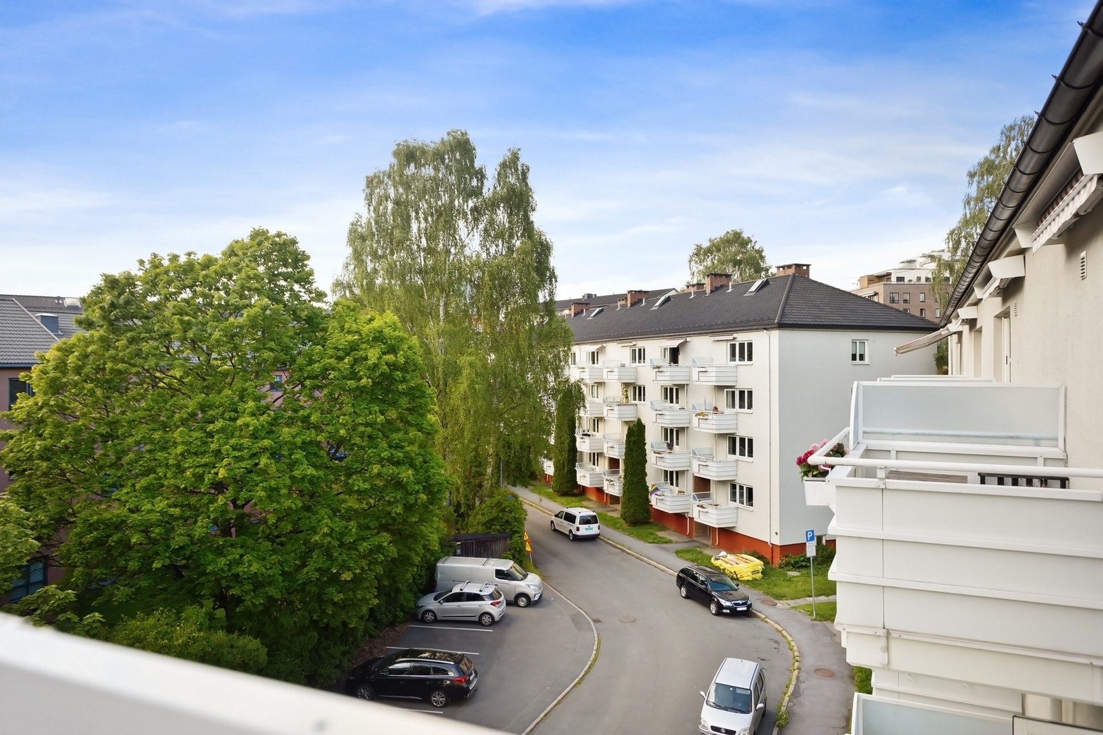 Det er montert solmarkise over balkongen for skjerming ved behov. Galleribilde