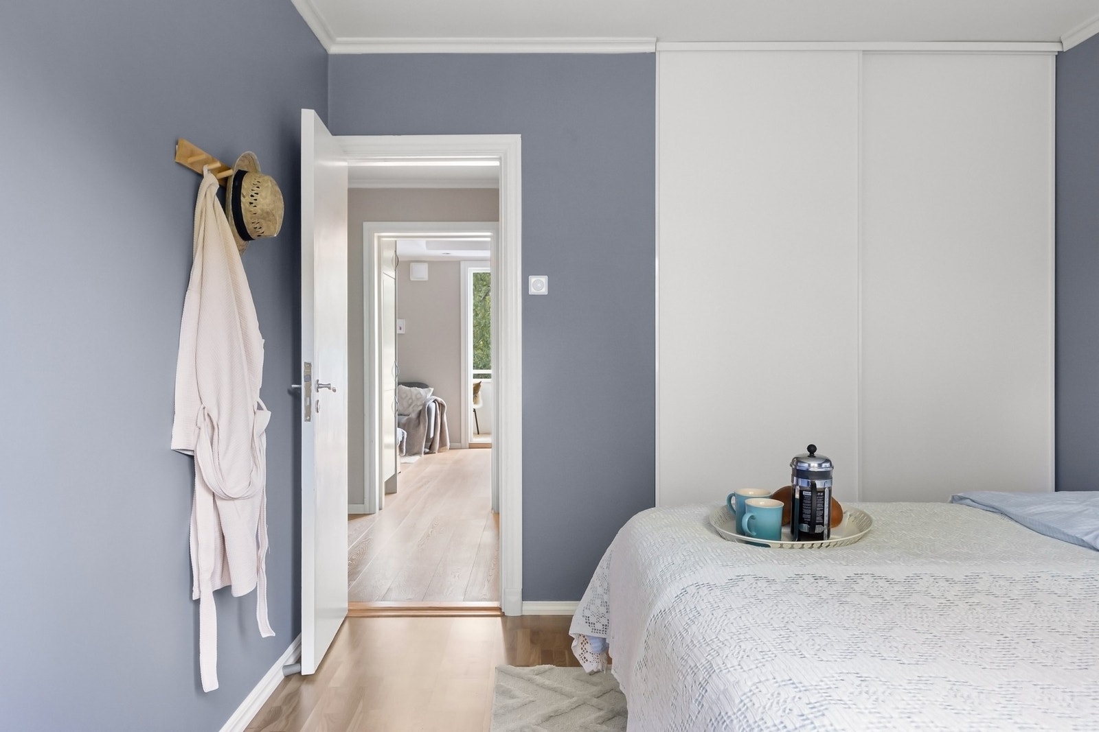 Det er innebygd garderobeskap for oppbevaring av klær. Galleribilde