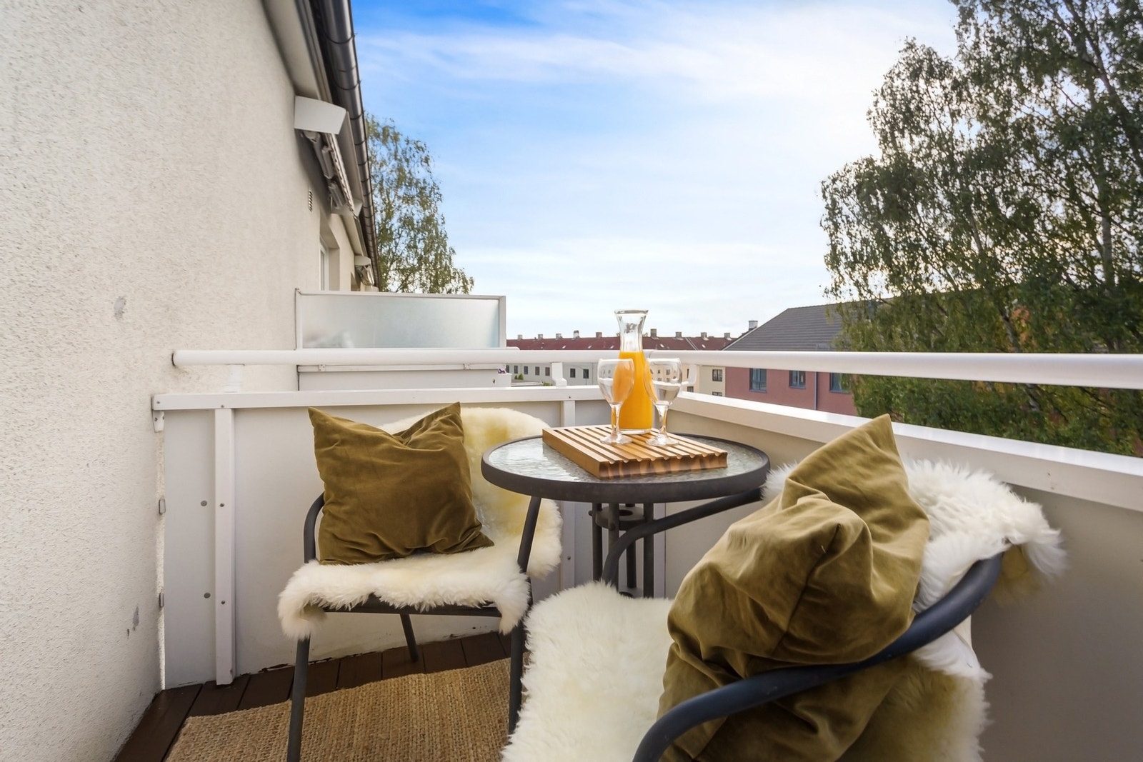 Balkongen har rom for cafebord eller mindre sittegruppe. Gassgrill på balkong er tillatt. Galleribilde