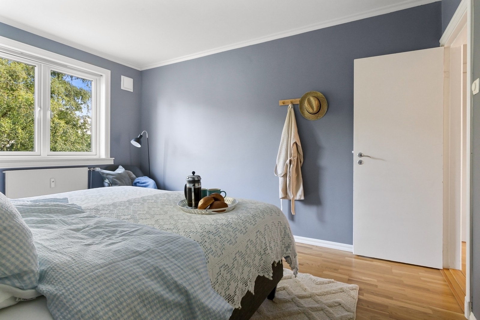 Vinduer og balkondør er fra 2023. Her får du mye naturlig lys! Galleribilde