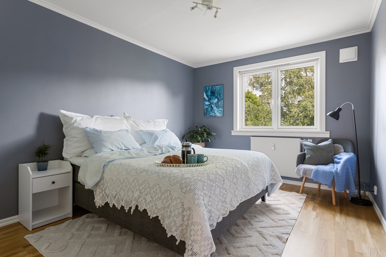 Hovedsoverom med rom for innredning av dobbeltseng og tilhørende nattbord. Galleribilde