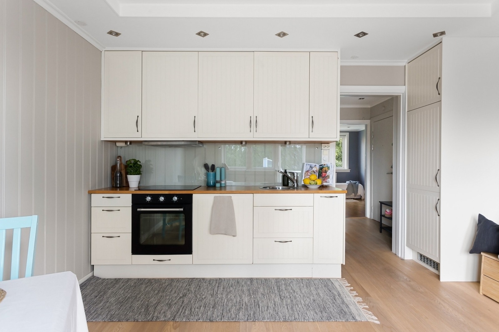 Kjøkkeninnredning med integrerte hvitevarer som ovn, oppvaskmaskin og kjøl/frys. Galleribilde