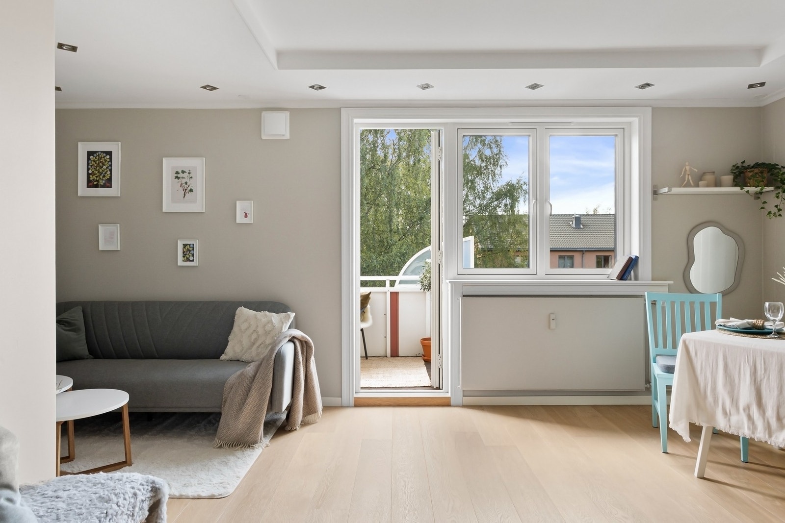 Inn i stuen har du flere møbleringsmuligheter enten om du ønsker større spisegruppe eller sofagruppe. Galleribilde