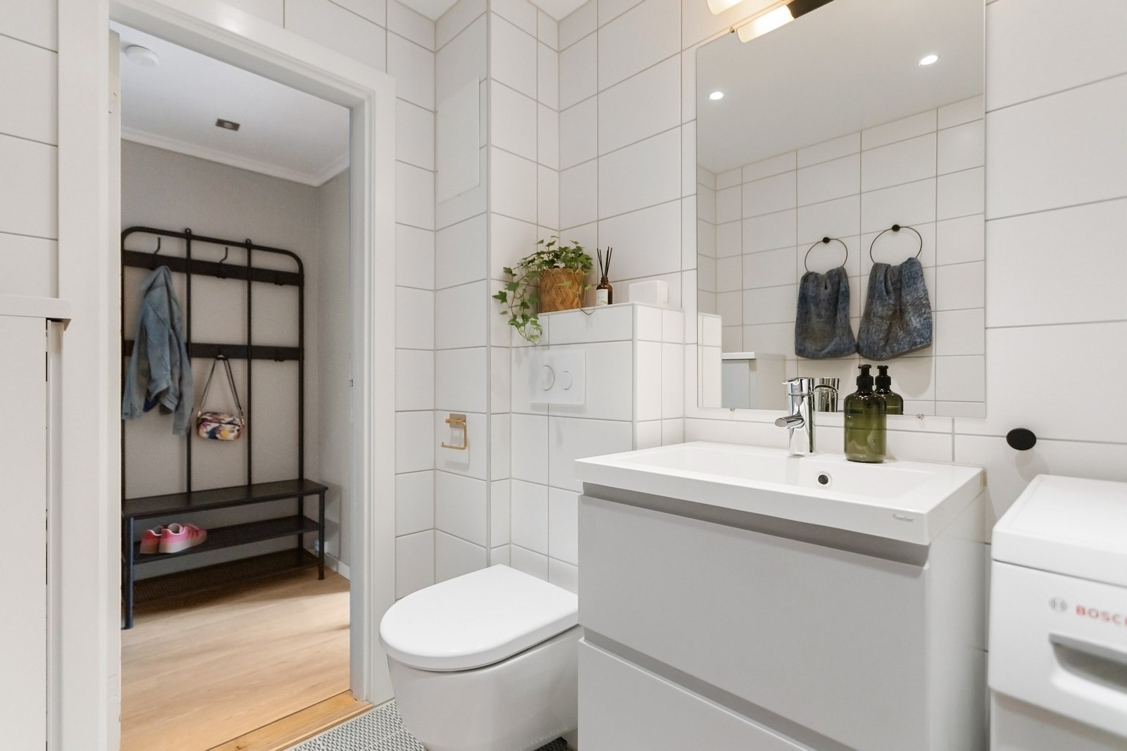 Badet fremstår moderne med fine fliser og varmekabler i gulv. Galleribilde