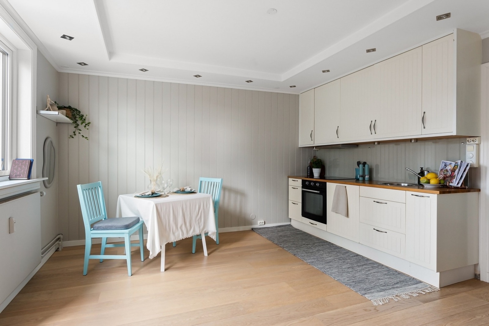 I dag er det naturlig innredet med spisebord i nær tilknytning til kjøkkenet. Galleribilde