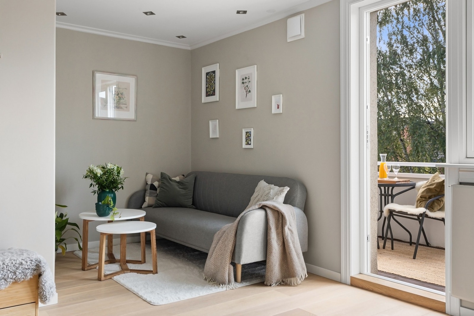 Stue med adkomst ut til solrik vestvendt balkong. Vinduer og balkondør er fra 2023. Galleribilde