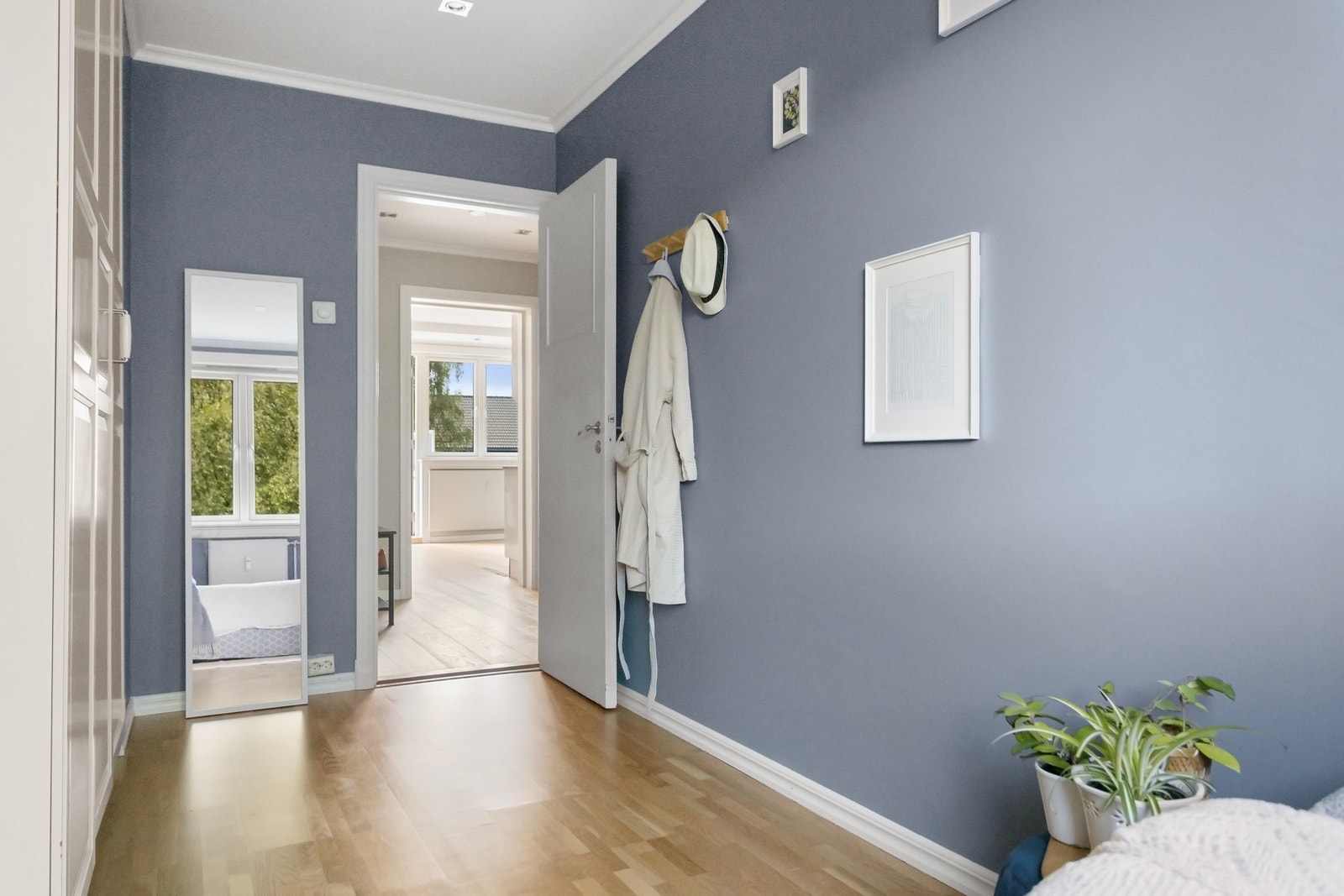 Begge soverommene vender ut mot bilfri bakgård. Galleribilde