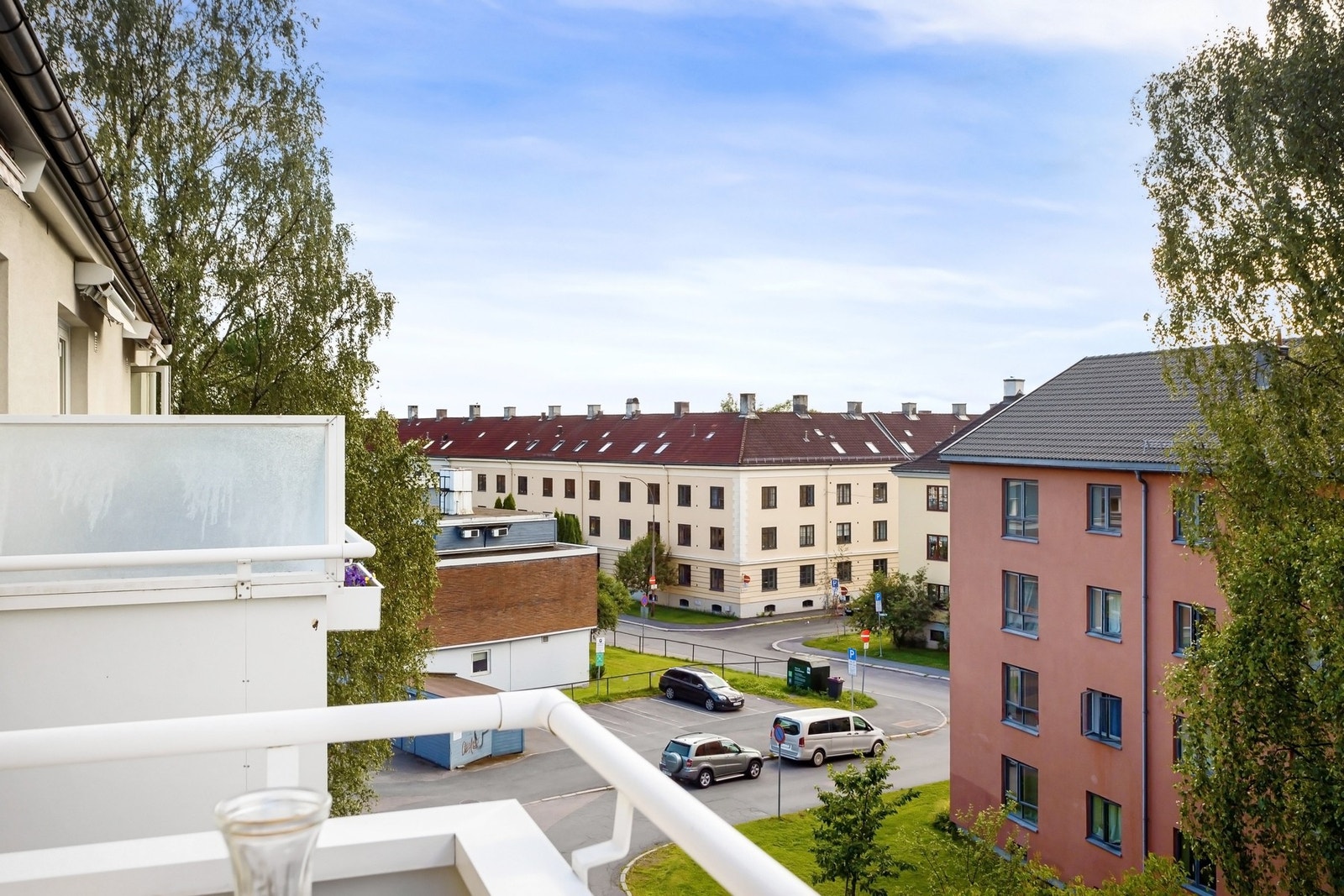 Balkongen er en fin forlengelse av stue i sommerhalvåret med god avstand til neste bygg. Galleribilde