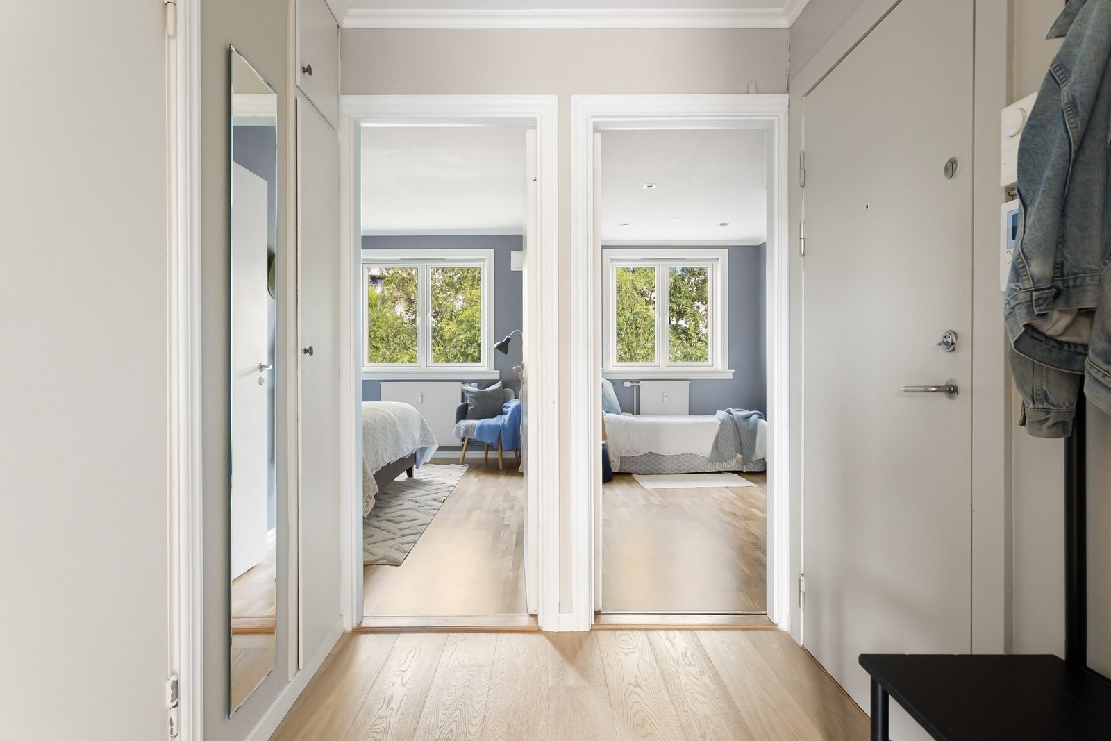 Gang med rom for oppheng av ytterklær og annet. Galleribilde