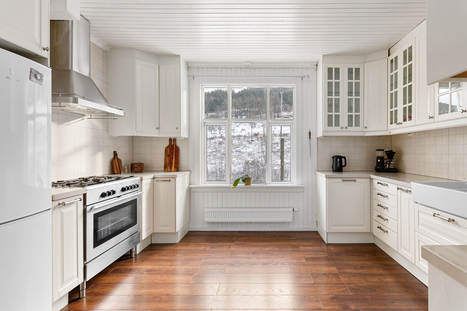 Kjøkkenet har profilerte fronter og laminert benkeplate, samt avsatt plass i innredningen til komfyr, oppvaskmaskin og kjøl/fryseskap. Galleribilde